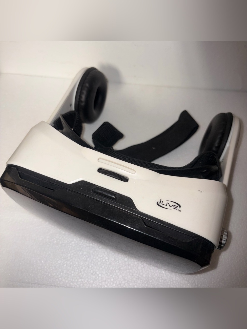 iLive White and Black Smartphone VR Headset with Built-In Headphones